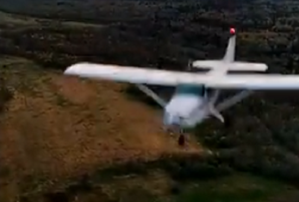 Jeziv snimak, umalo da se sudare dva aviona (VIDEO)