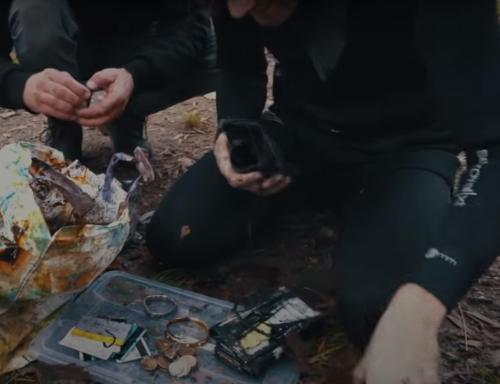 Ronilac pronašao stari sef na dnu mora, nakon što ga je otvorio pronašao je pravo bogatstvo! (VIDEO)