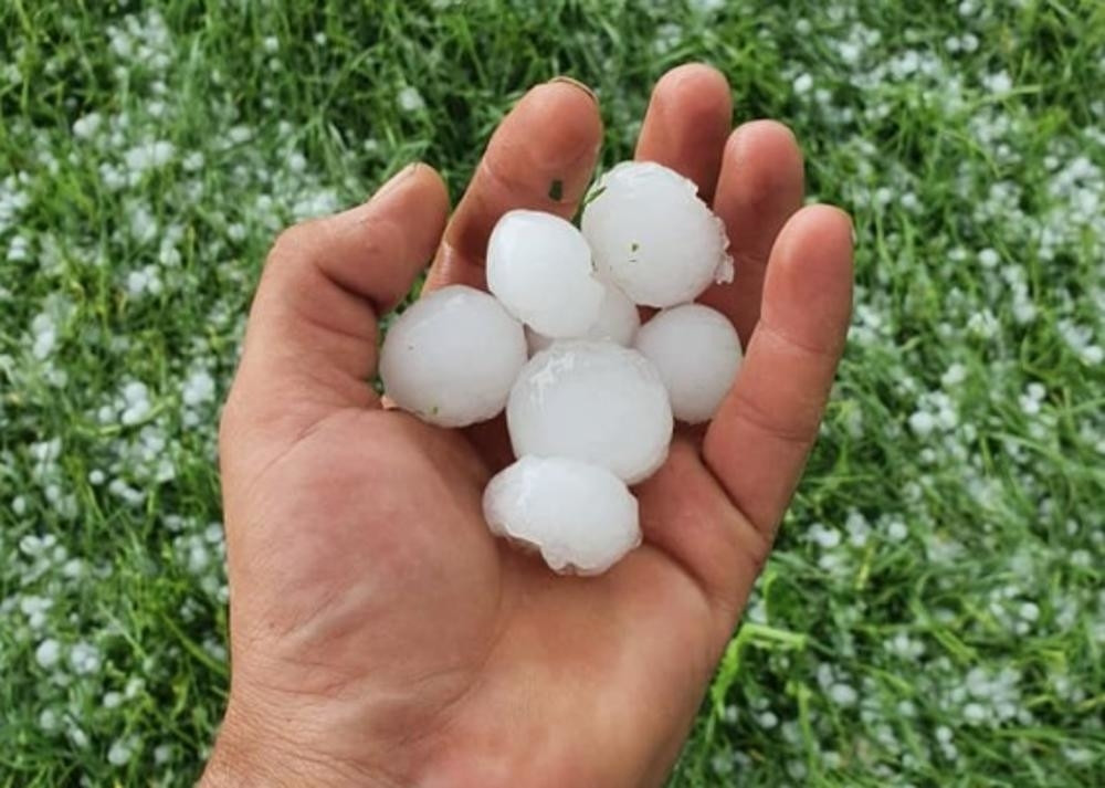 Stravični snimci nevremena u Sjenici, grad polupao crepove i automobile! Stiže i u ostale delove zemlje (FOTO/VIDEO)
