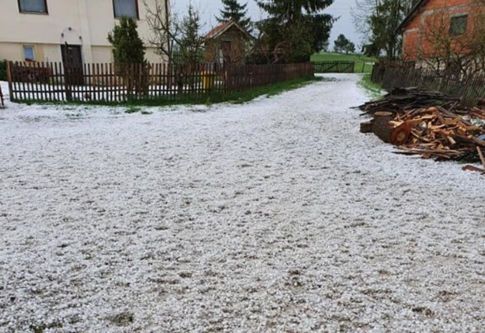 Grad veličine lešnika padao na Novom Beogradu (VIDEO)