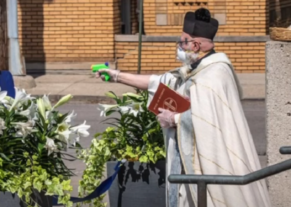 Svetom vodicom iz pištolja na vernike (VIDEO)