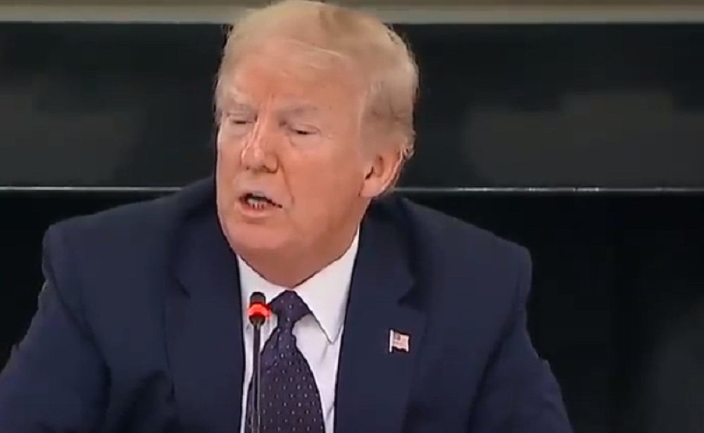 Tramp uzima lekove protiv korona virusa! (VIDEO)