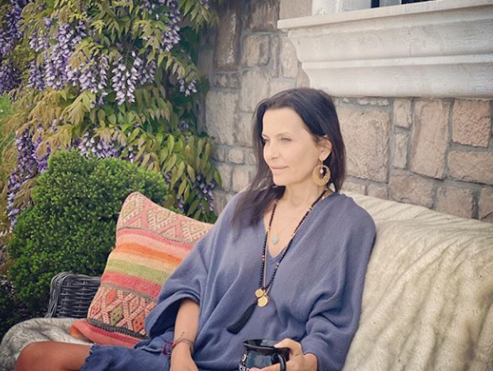 Pokazala kako izgleda život na selu: Elena Karić bosa u kokošinjcu! (FOTO)