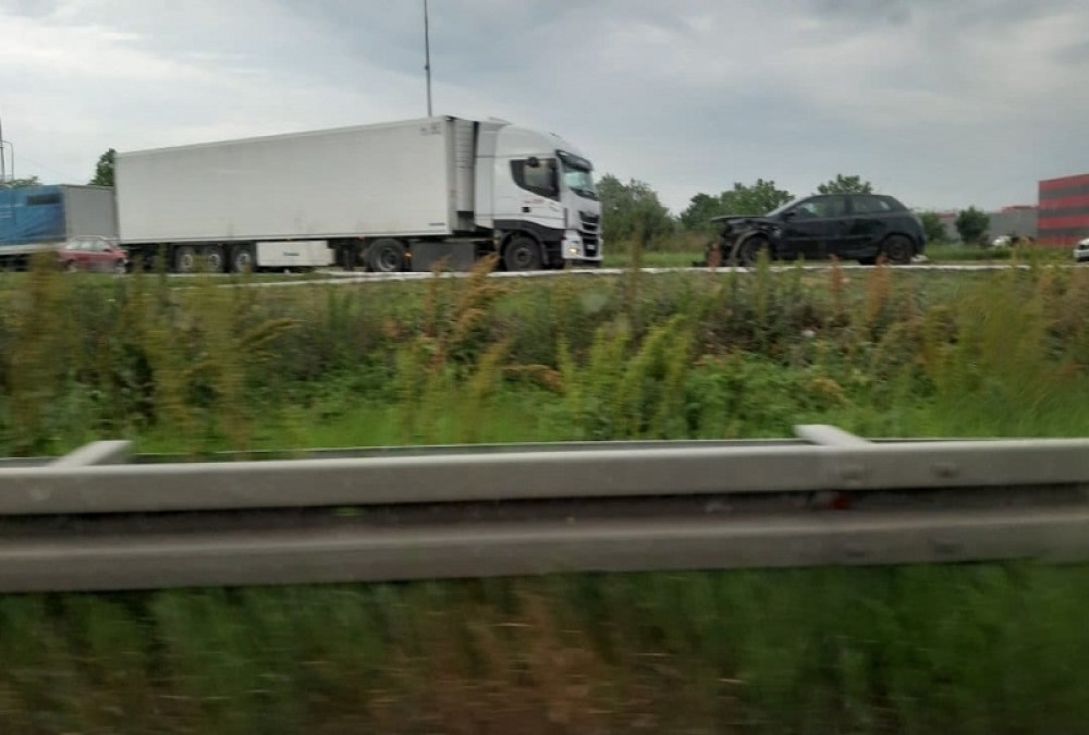 Crni automobil odvaljen od udarca, beli šleper se iskrivio od kočenja! (FOTO)