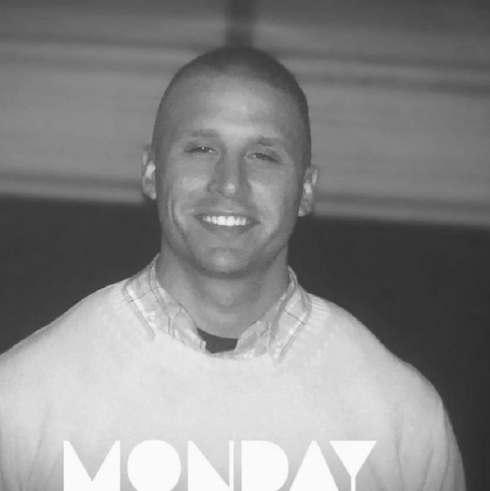 Glumac pucao u suprugu, a onda u sebe!