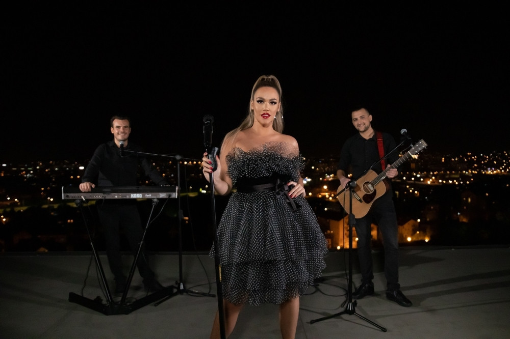 Nakon što je skratila dugu kosu i promenila lični opis, pevačica otkrila zašto je to uradila, pa se osvrnula na tešku godinu koju je imala! (FOTO/VIDEO)