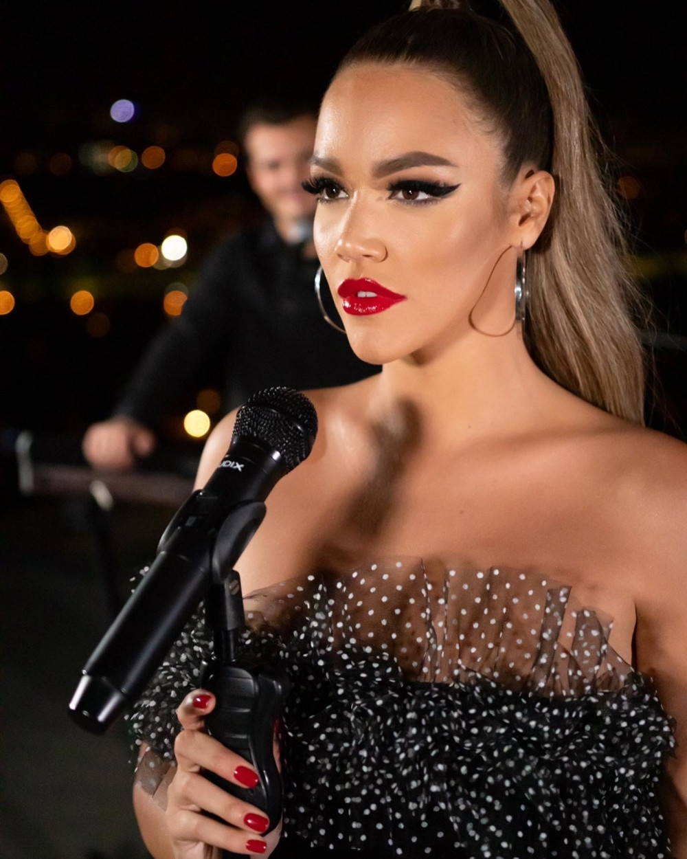 Popularna pevačica odsekla svoju dugu kosu, a evo kako sada izgleda! (FOTO/VIDEO)