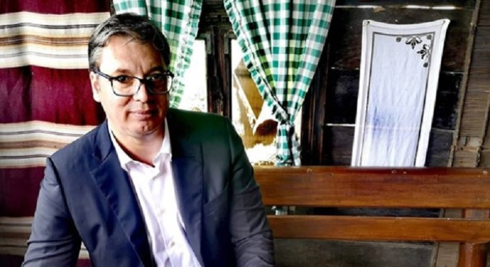 Vučić skinuo kravatu, zasukao rukave i probao čuvene leskovačke specijalitete! (FOTO)