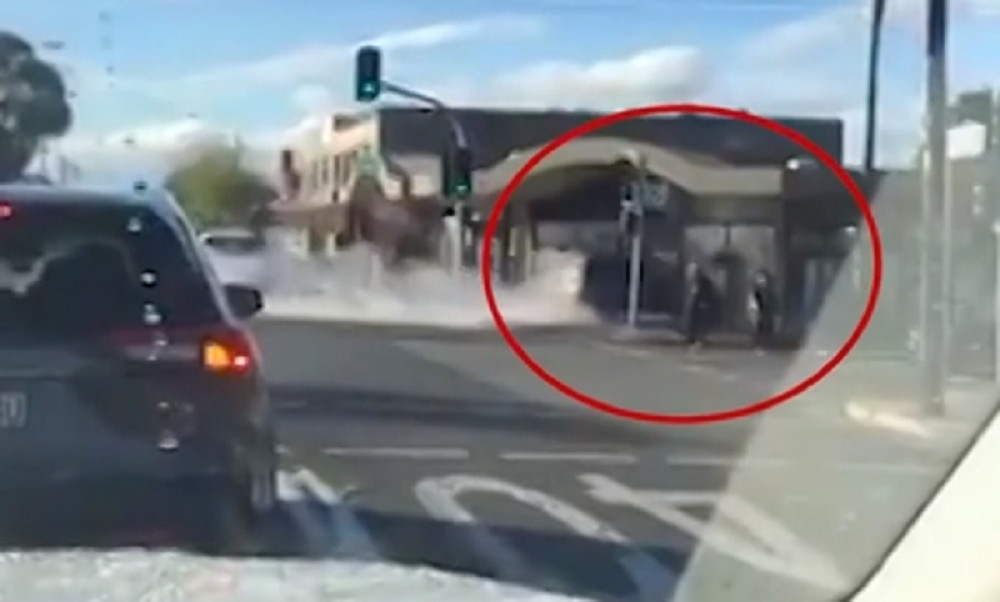 Džipom u punoj brzini uleteo i razneo prodavnicu, 12 povređenih! (VIDEO)