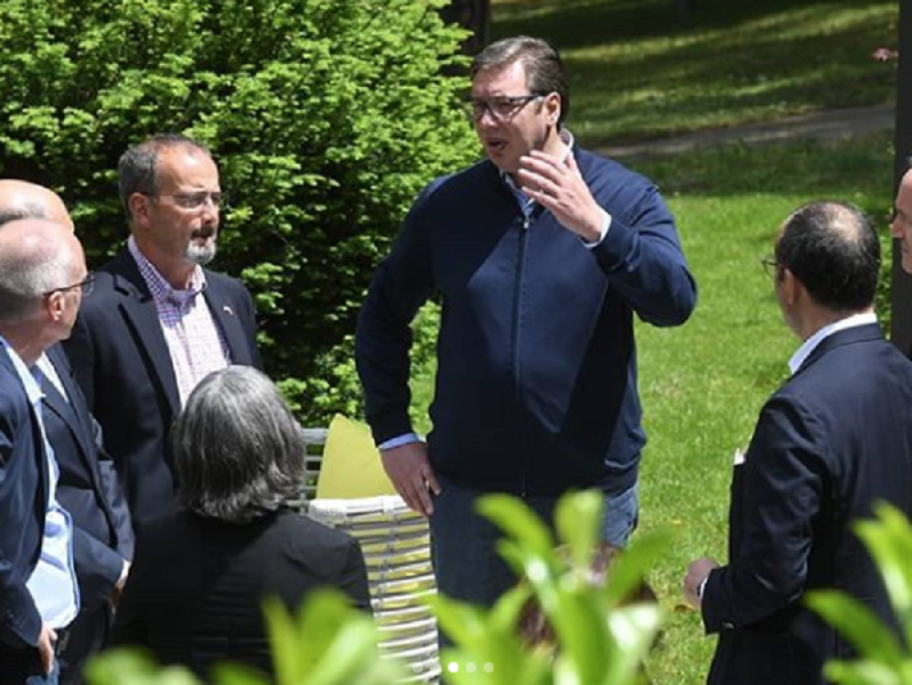 Predsednik Vučić u neobičnom okruženju sa saradnicima, odmahuje rukom, a oni ga pomno posmatraju (FOTO)