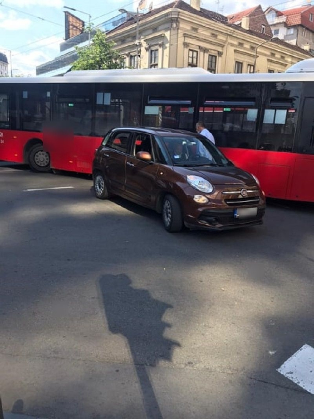 Saobraćajna nesreća paralisala deo Beograda (VIDEO)