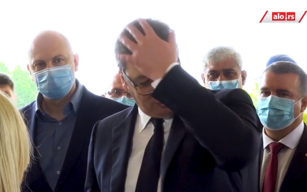 Vučić se udario po glavi, a onda načinio gest koji će biti upamćen (VIDEO)