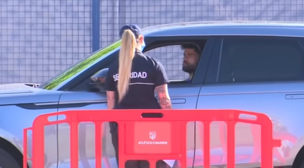 Važi za najvećeg budžu među fudbalerima, uvek se bije na terenu i bahato se ponaša, a onda mu je prišla ona i vratila ga na fabrička podešavanja! (VIDEO)