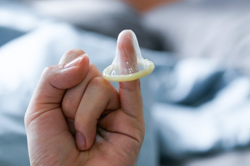 Žalio se da je dobio mali kondom, a kada je saznao surovu istinu, pojeo ga je blam! Gospođo, nije da se hvalim... (FOTO)