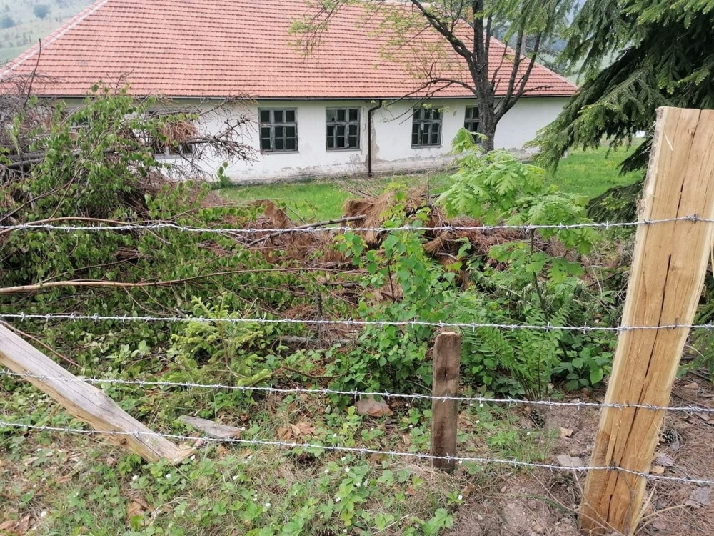 Objekat u selu kod Ljubovije ograđen bodljikavom žicom. Roditelji u strahu za svoju decu (FOTO)