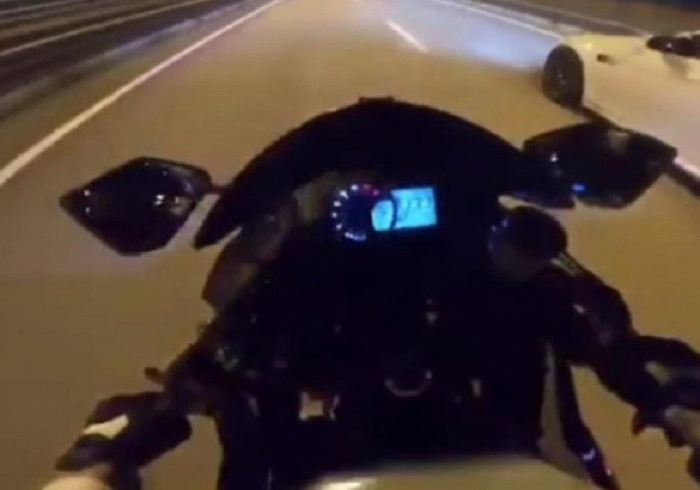 Devojka (20) sletela sa motora pri brzini od 200 km na sat (UZNEMIRUJUĆI VIDEO)