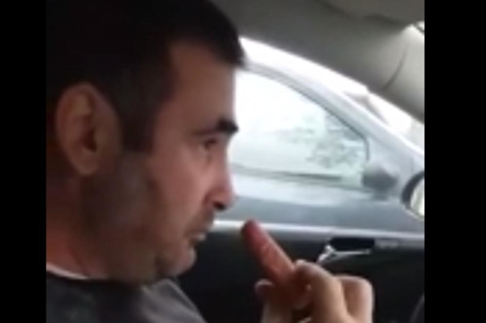 Ovo su domaći ćevapi, ali živi - ovaj gospodin ih jede kao grisine! "Pokupićeš parazite na mozgu" Ne mari za komentare (VIDEO)