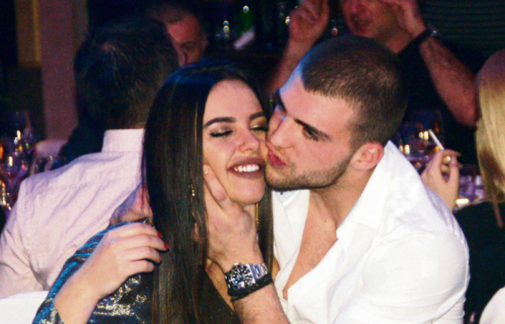 Veljko i Bogana izveli bebu u šetnju, a ovaj detalj mnoge će ostaviti bez teksta! (FOTO)