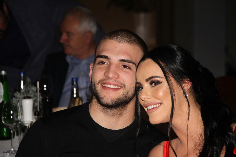 Pogledajte kako Veljko Ražnatović kupa sina Željka, a tek da vidite šta mu je na ruci! (VIDEO)