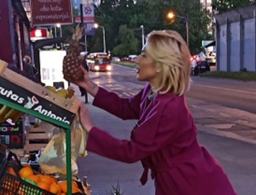 Jovana Jeremić u nezgodnoj situaciji: Kratka haljinica se podigla - sevnule s*ksi noge! (FOTO)