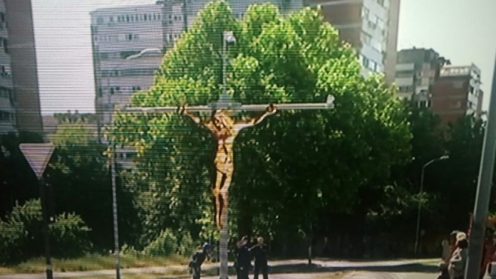 Otkriveno zašto je postavljeno raspeće Isusa Hrista na Novom Beogradu (FOTO)