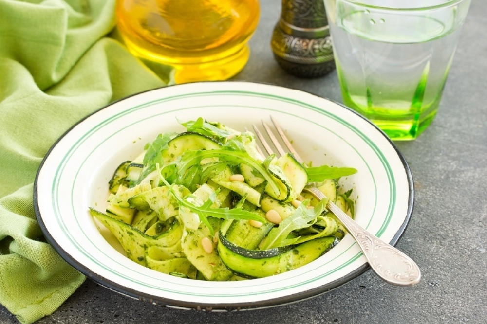 Osvežavajuća salata od tikvica i krastavaca za vitku liniju