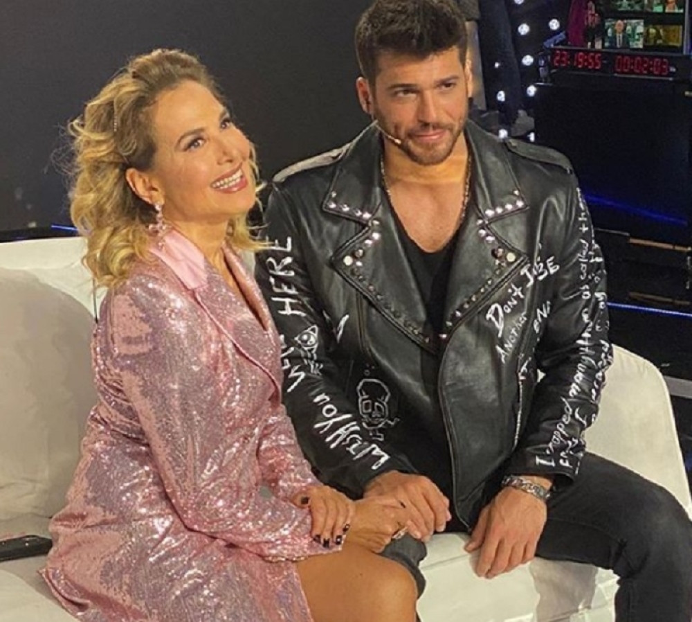 Italijanska voditeljka bukvalno zaskočila mladog Džana Jamana: Turski glumac za kojim žene lude, pocrveneo od stida, može mama da mu bude! (FOTO/VIDEO)