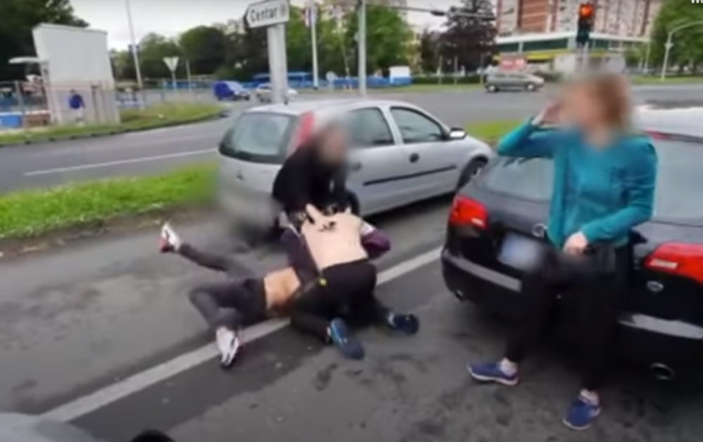 Izašao je iz automobila, udarao ga krvnički letvom, a nakon toga napao trudnu ženu! (VIDEO)