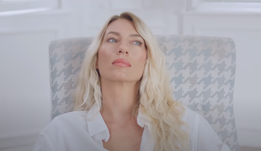 Pevačica Ana Stanić pogođena flašom u glavu, pa hitno hospitalizovana: Ono što je nosila na sebi nije pomoglo!