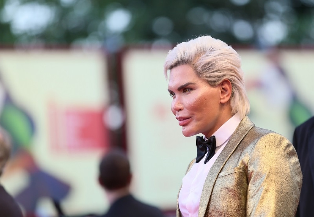 Ljudski Ken postao Barbika, a sada želi i dete! (FOTO/VIDEO)