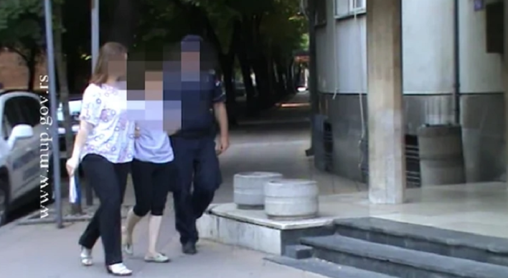 Dve žene tukle muškarca letvom i staklenom flašom, pa mu otele telefon