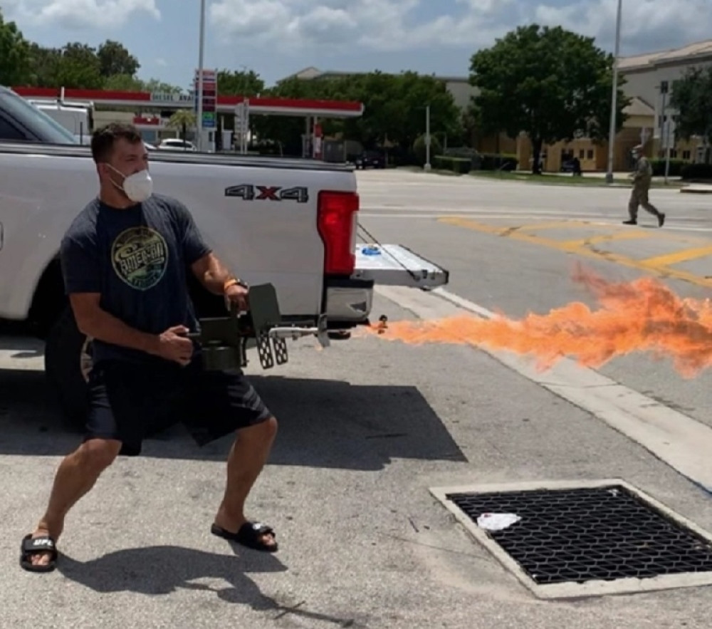 Ruski "pitbul" vitlao bacačem plamena nasred ulice, bori se protiv korona virusa (VIDEO)