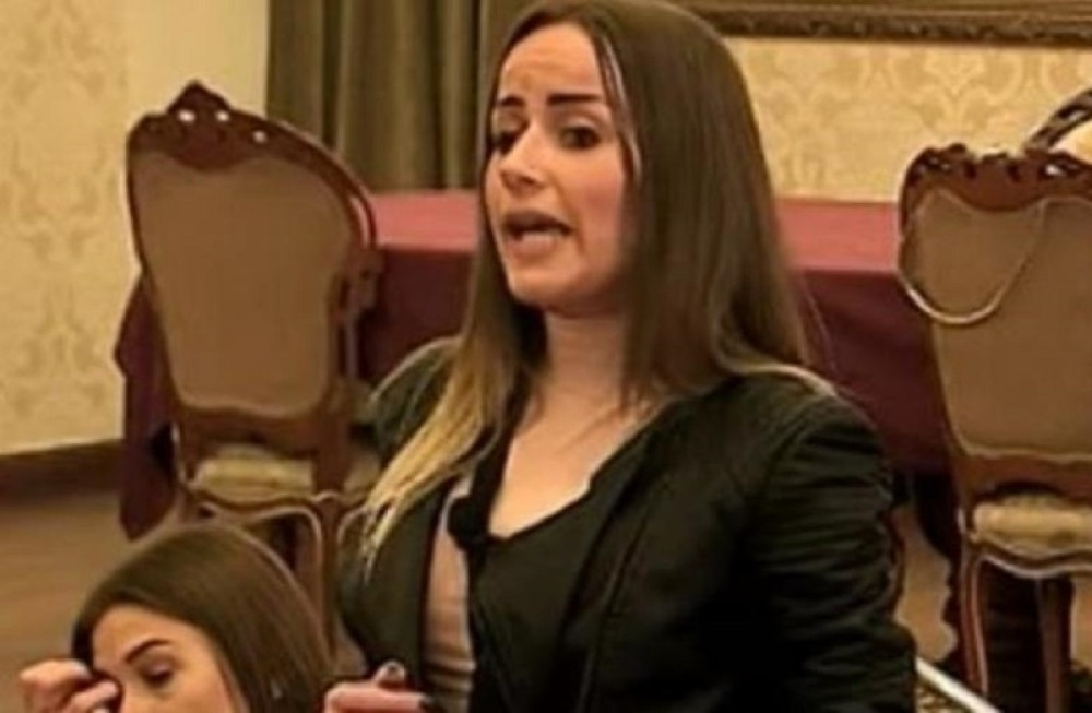 Napusila vilu "Parova"! Atina Ferari iz zdravstvenih razloga morala da prekine učešće u rijalitiju! (VIDEO)