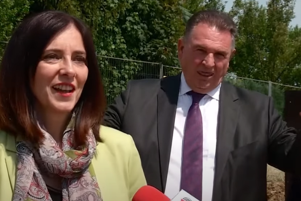 Ministarka priča o deci, a političar joj se krevelji iza leđa (VIDEO)