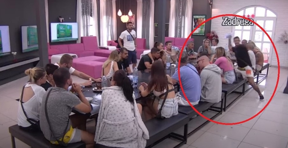 Letele flaše za crnim stolom zbog Marka Miljkovića! Filip odmah napustio Belu kuću (VIDEO)