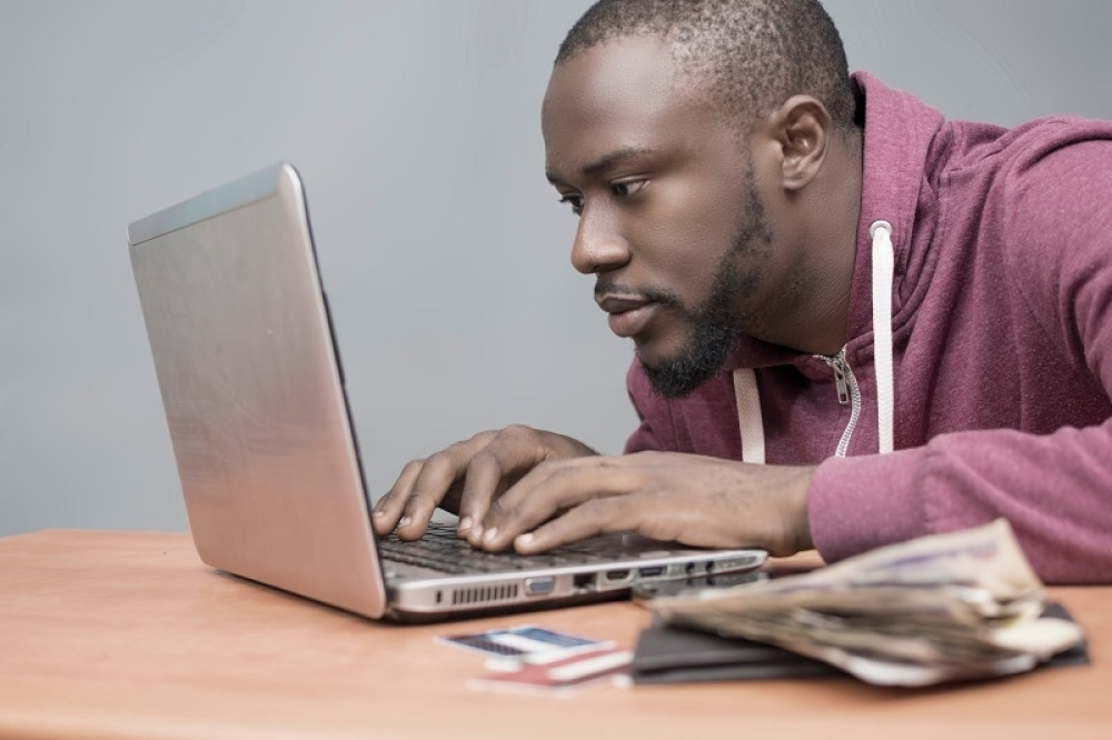 Nigerijci dobro utrenirani. Jednim klikom zarade 29.000 dolara, dok im zemljaci rmbaju da bi zaradili 550 dolara godišnje!