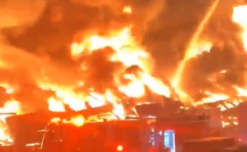 Bukti veliki požar, ljudi hitno evakuisani, povređen vatrogasac! (VIDEO)