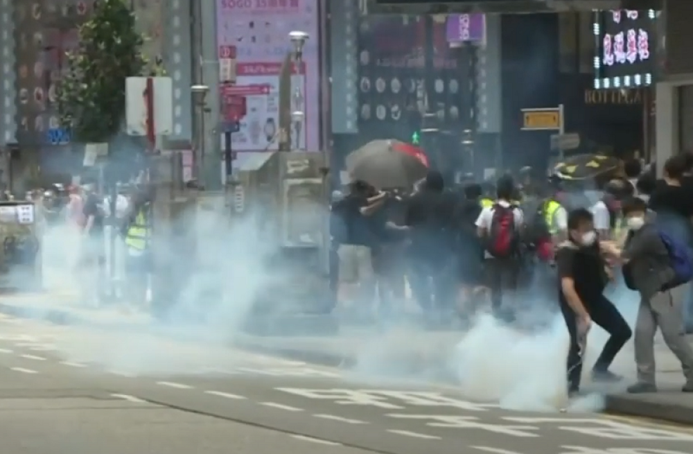 Policija bacila suzavac na demonstrante (VIDEO)