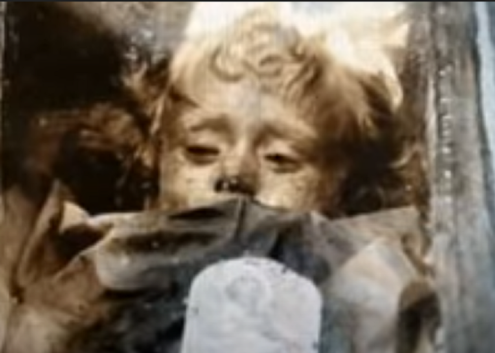 Turisti slučajno snimili devojčicu koja nije živa dugo godina! Počela da trepće (VIDEO)