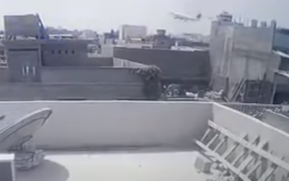 Spušta se, gubi između zgrada, nestaje u oblaku dima