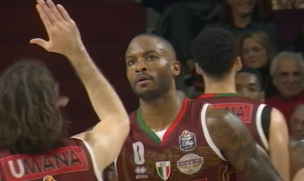 Srpski trener podivljao u svlačionici i rekao svojim košarkašima da treba da igraju kao ča*uge! (VIDEO)