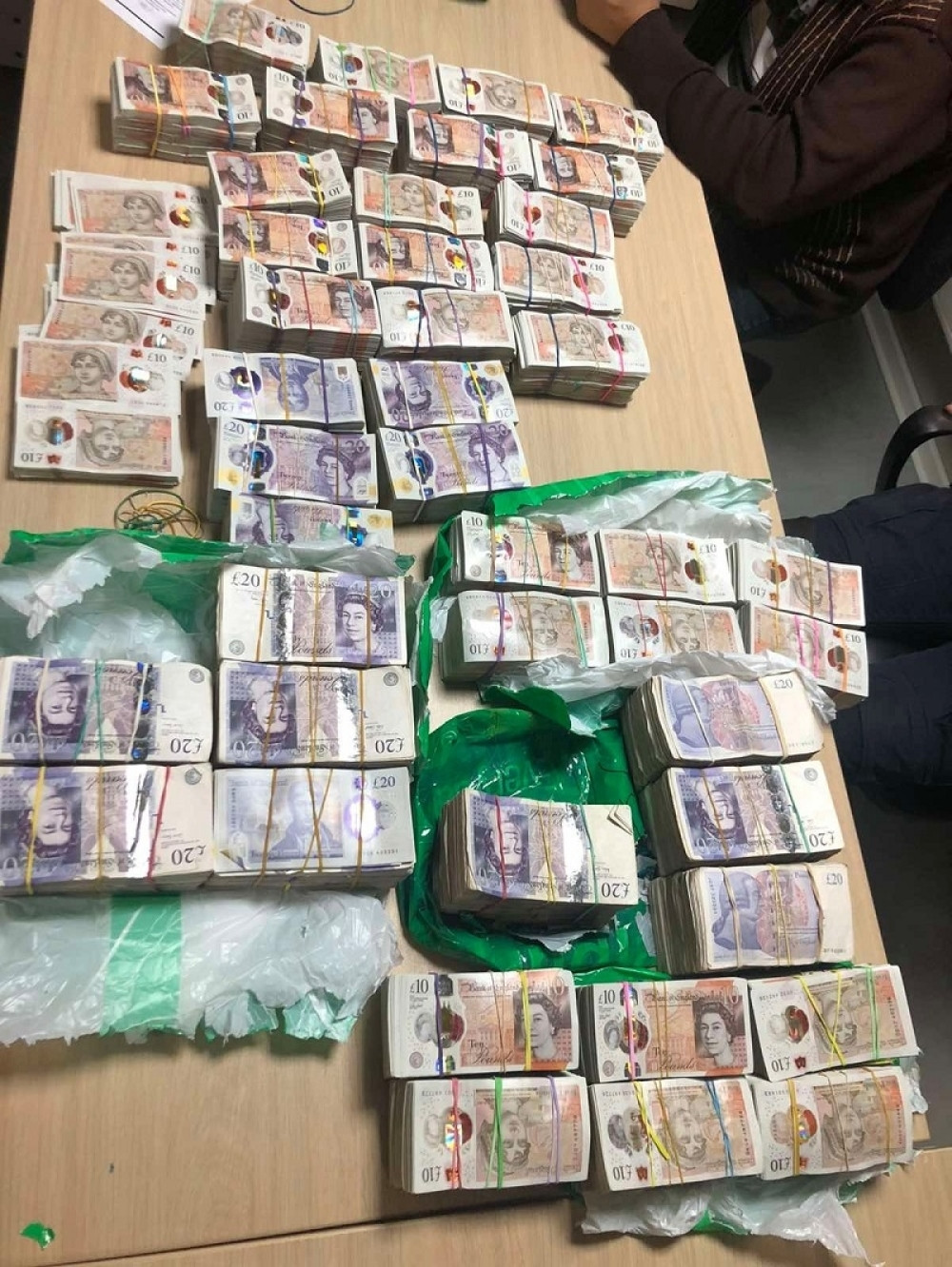 Kamiondžiji Turčinu u kabini ispod kreveta našli 336.000 evra! (FOTO)