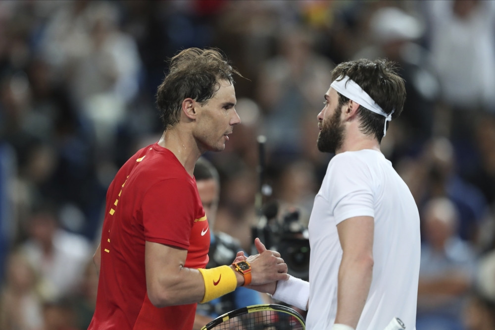 Umesto da tuče po loptici, on udara svoju ženu i to pred detetom! (FOTO)