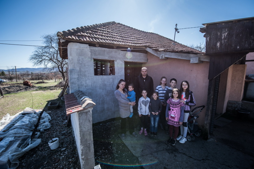 U srcu Šumadije njih devetoro čine jednu porodicu... Nedovići čekaju osmo dete u sklepanoj kućici (FOTO)