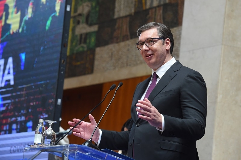 Prisustvuje postavljanju kamena temeljca kompanije koja menja građanima život iz korena