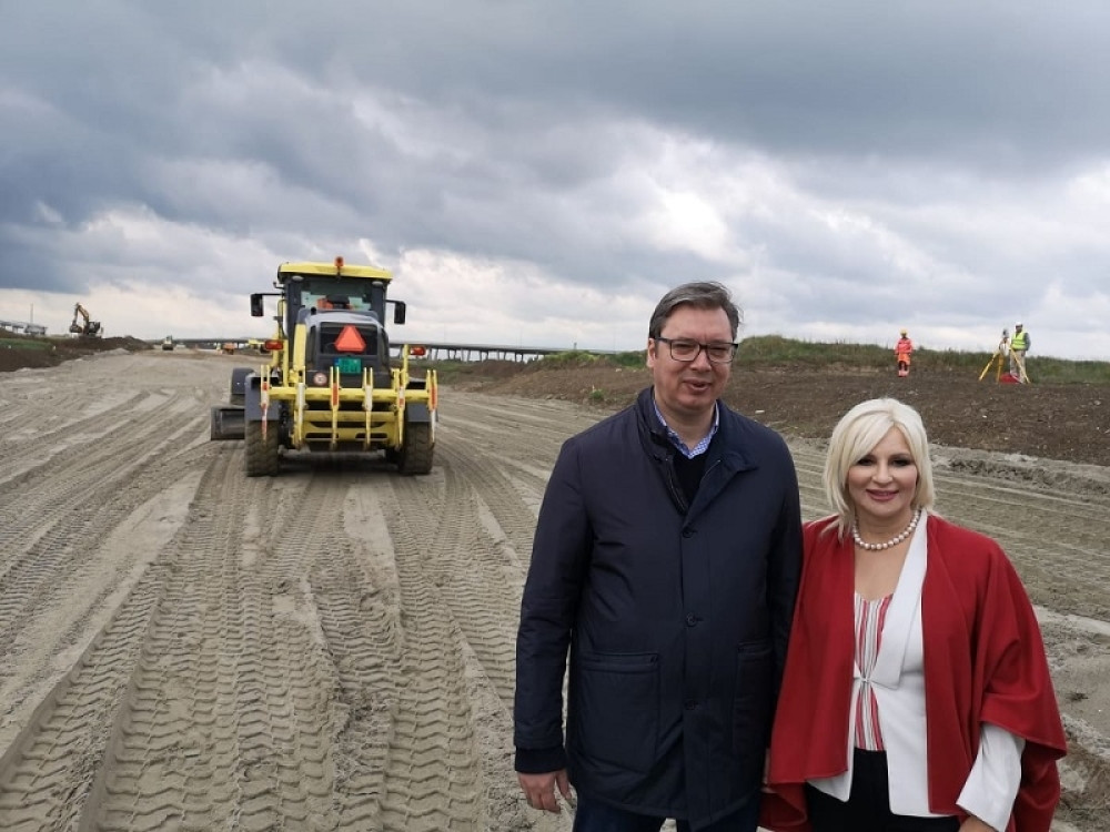 Predsednik Vučić obišao radove na izgradnji petlje Batajnica (FOTO)
