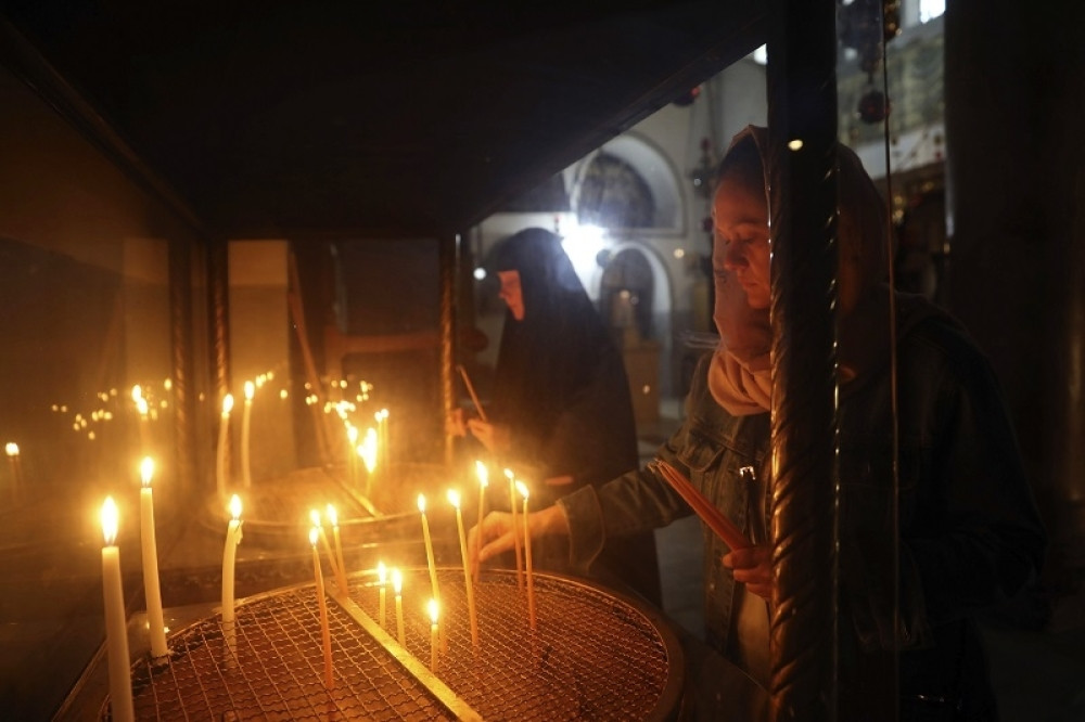 Momak (29) se mortus pijan popeo na skelu crkve da napravi selfi, pao sa visine i ostao živ!