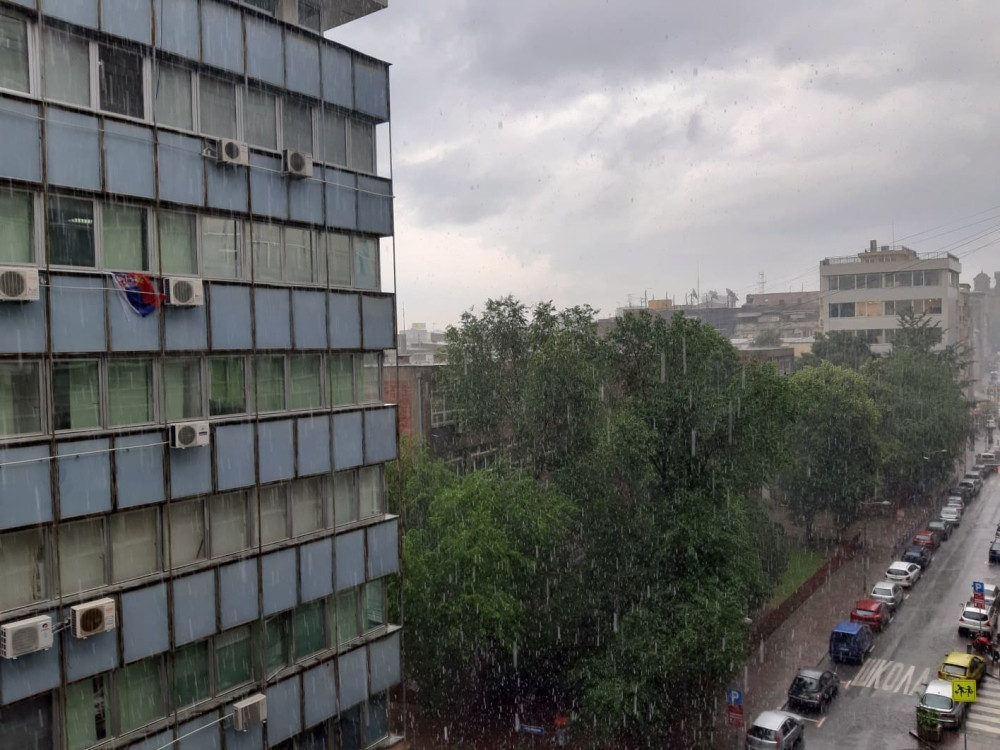 Strahovito nevreme tutnji kroz Srbiju, kiša lije kao iz kabla, najgore nam tek sledi (VIDEO)