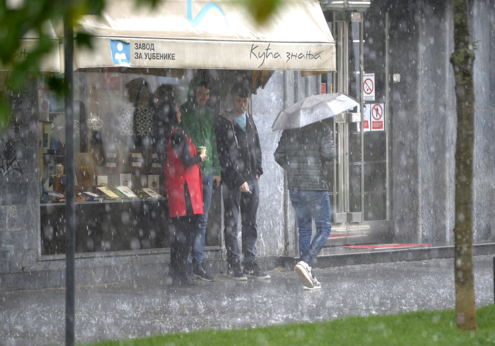 Iako su letnje vrućine, Srbiji večeras preti ozbiljno nevreme - već je počelo da se širi!