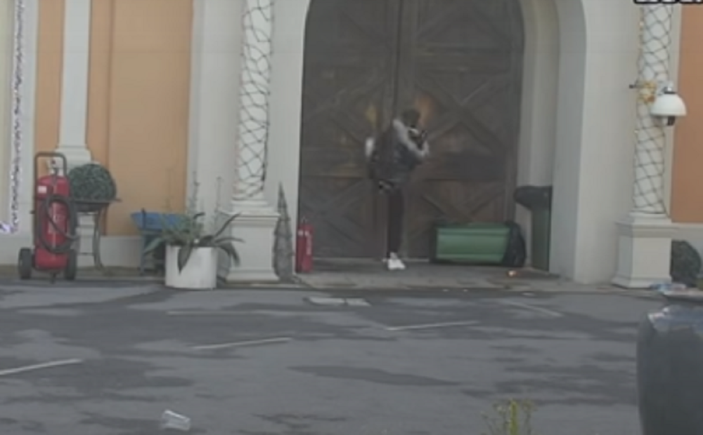 Mina Vrbaški beži iz "Zadruge", nogama razvaljivala kapiju imanja! (VIDEO)